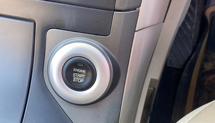 2016 Mahindra XUV500 W10 AT, Diesel, Automatic, 1,00,535 km, Keyless Start/ Stop Button