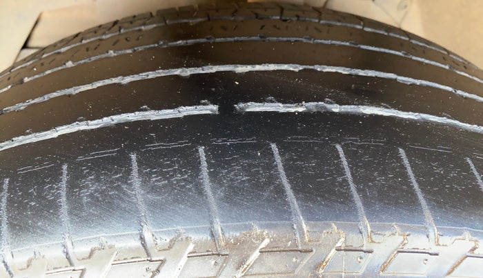 2016 Mahindra XUV500 W10 AT, Diesel, Automatic, 1,00,535 km, Left Front Tyre Tread