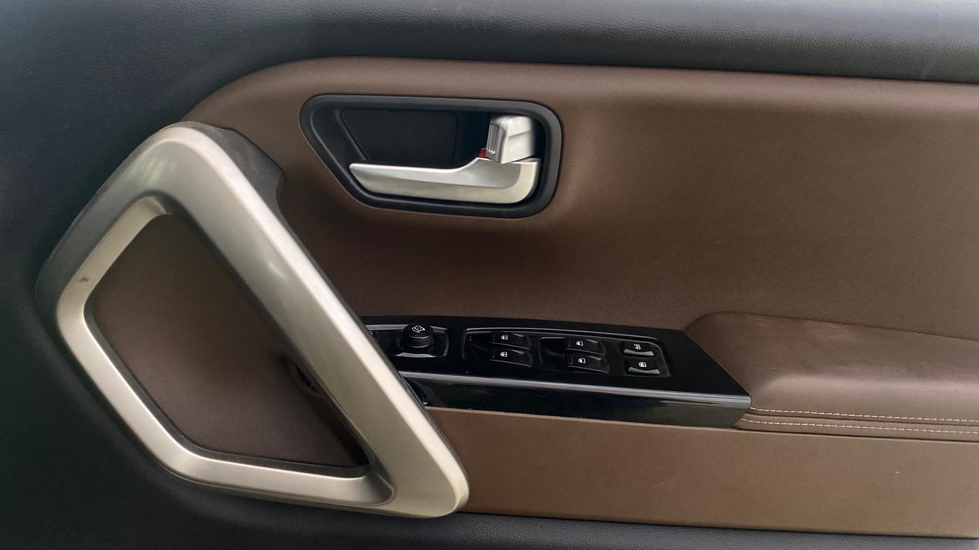 2023 Mahindra SCORPIO-N Z8 L PETROL MT 7 STR, Petrol, Manual, 20,542 km, Driver Side Door Panels Control