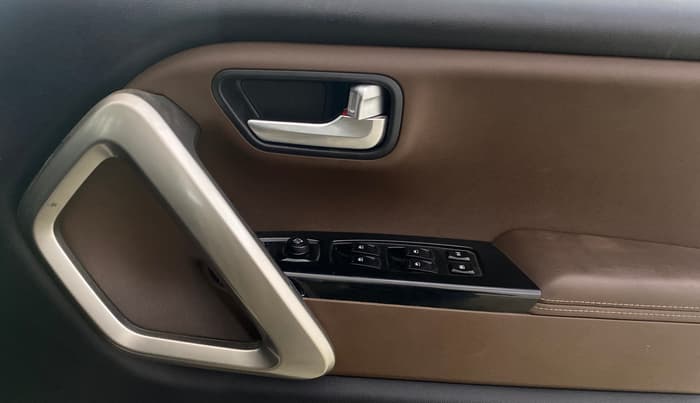 2023 Mahindra SCORPIO-N Z8 L PETROL MT 7 STR, Petrol, Manual, 20,542 km, Driver Side Door Panels Control