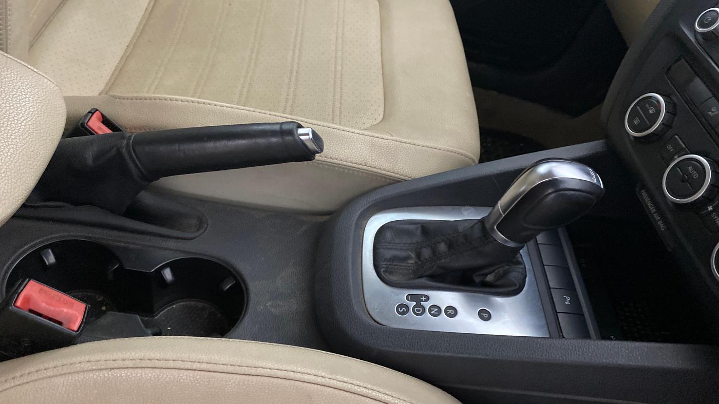 2014 Volkswagen Jetta HIGHLINE TDI AT, Diesel, Automatic, 94,473 km, Gear Lever