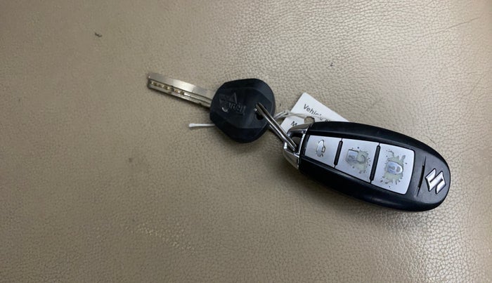 2016 Maruti Ciaz ZXI+, CNG, Manual, 59,334 km, Key Close Up