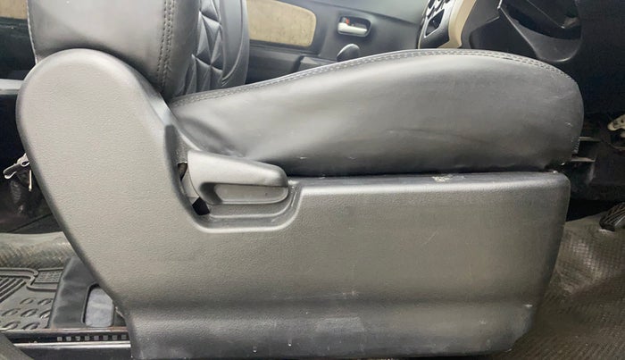 2017 Maruti Wagon R 1.0 VXI, Petrol, Manual, 43,418 km, Driver Side Adjustment Panel