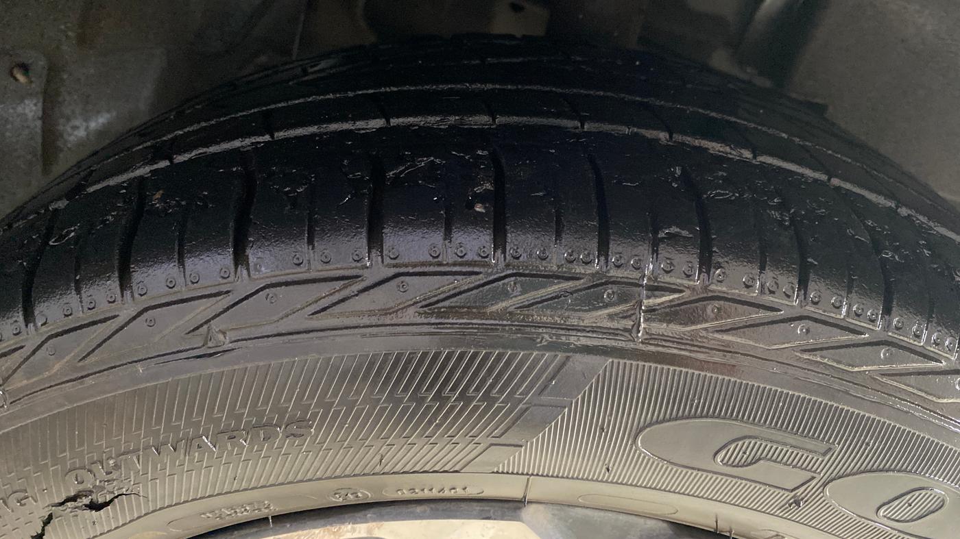 2023 Tata NEXON XZA PLUS LUX SUNROOF DUAL TONE PETROL, Petrol, Automatic, 32,350 km, Right Front Tyre Tread