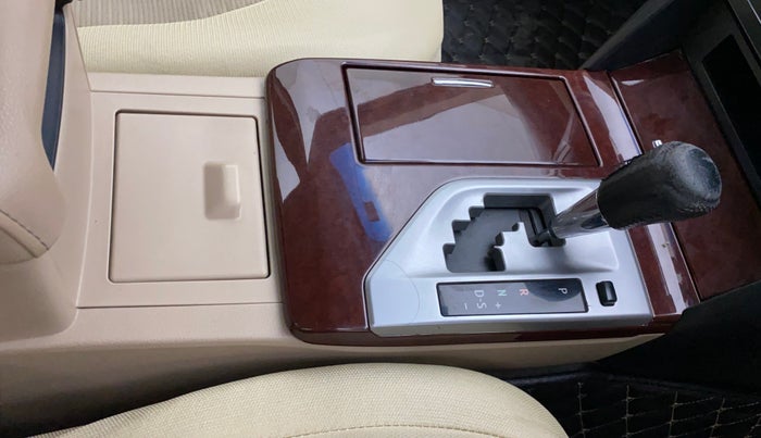 2014 Toyota Camry 2.5L AT, Petrol, Automatic, 1,13,396 km, Gear Lever