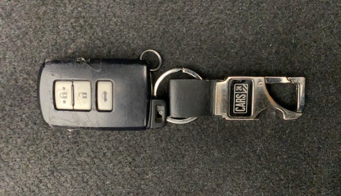 2014 Toyota Camry 2.5L AT, Petrol, Automatic, 1,13,396 km, Key Close Up