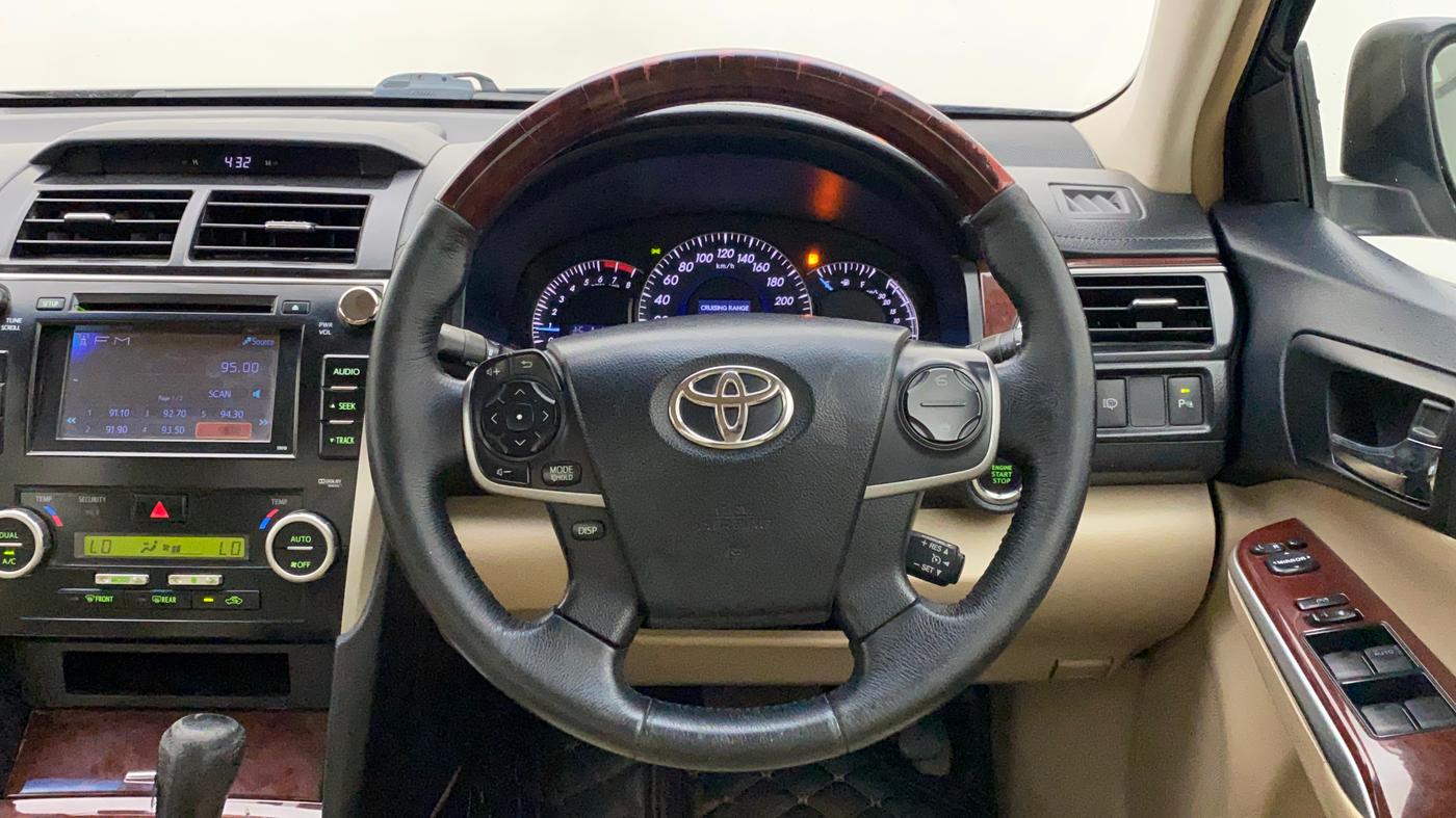 2014 Toyota Camry 2.5L AT, Petrol, Automatic, 1,13,396 km, Steering Wheel Close Up