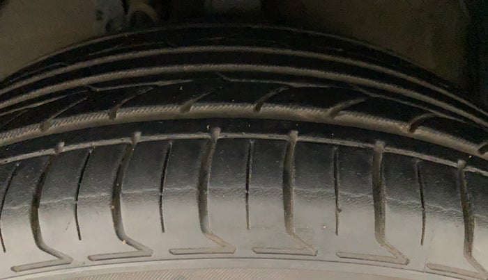 2014 Toyota Camry 2.5L AT, Petrol, Automatic, 1,13,396 km, Left Front Tyre Tread