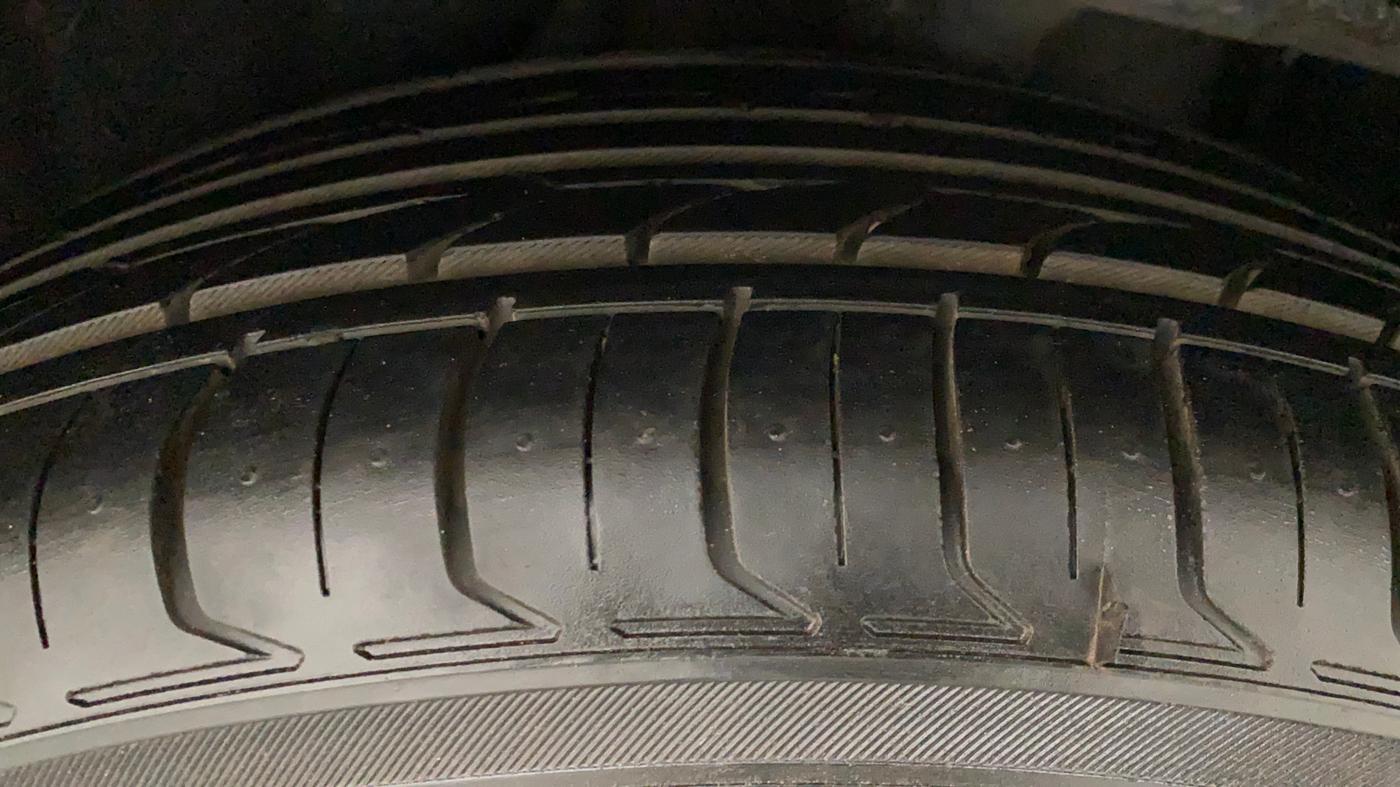 2014 Toyota Camry 2.5L AT, Petrol, Automatic, 1,13,396 km, Left Rear Tyre Tread