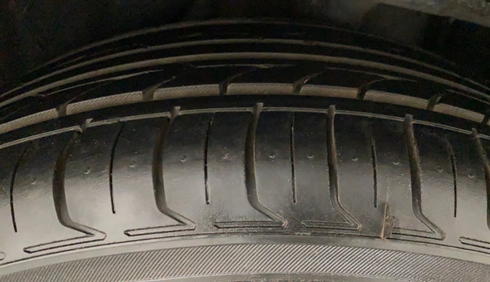 2014 Toyota Camry 2.5L AT, Petrol, Automatic, 1,13,396 km, Left Rear Tyre Tread