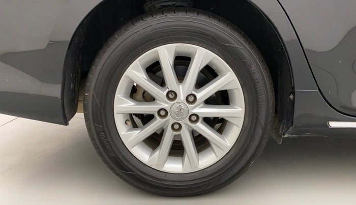 2014 Toyota Camry 2.5L AT, Petrol, Automatic, 1,13,396 km, Right Rear Wheel