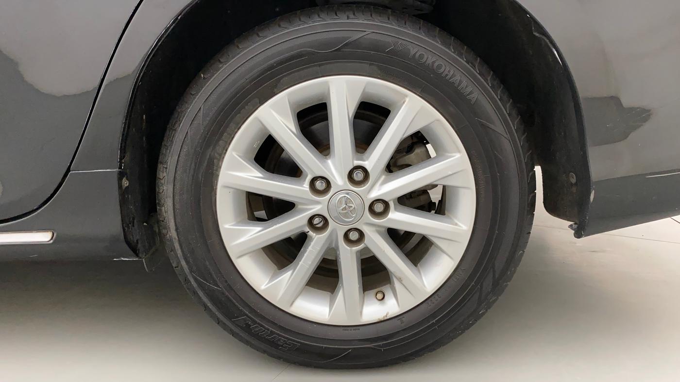 2014 Toyota Camry 2.5L AT, Petrol, Automatic, 1,13,396 km, Left Rear Wheel