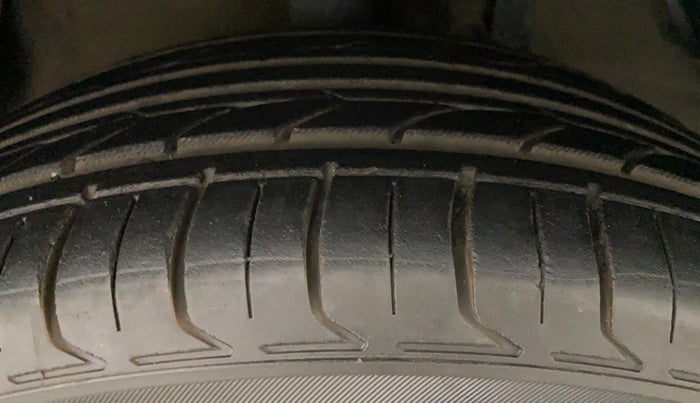 2014 Toyota Camry 2.5L AT, Petrol, Automatic, 1,13,396 km, Right Front Tyre Tread