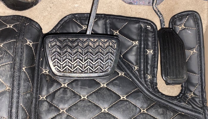 2014 Toyota Camry 2.5L AT, Petrol, Automatic, 1,13,396 km, Pedals