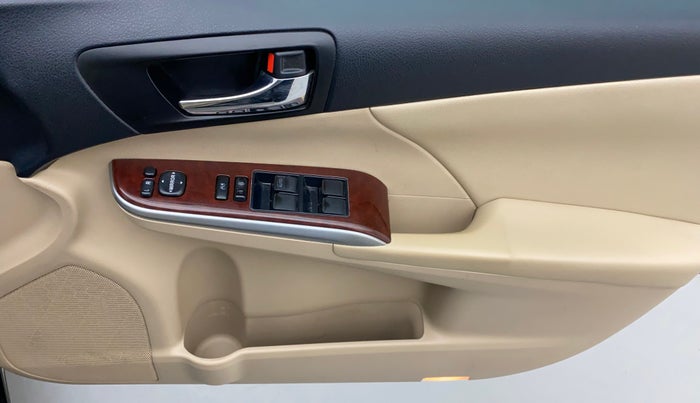 2014 Toyota Camry 2.5L AT, Petrol, Automatic, 1,13,396 km, Driver Side Door Panels Control