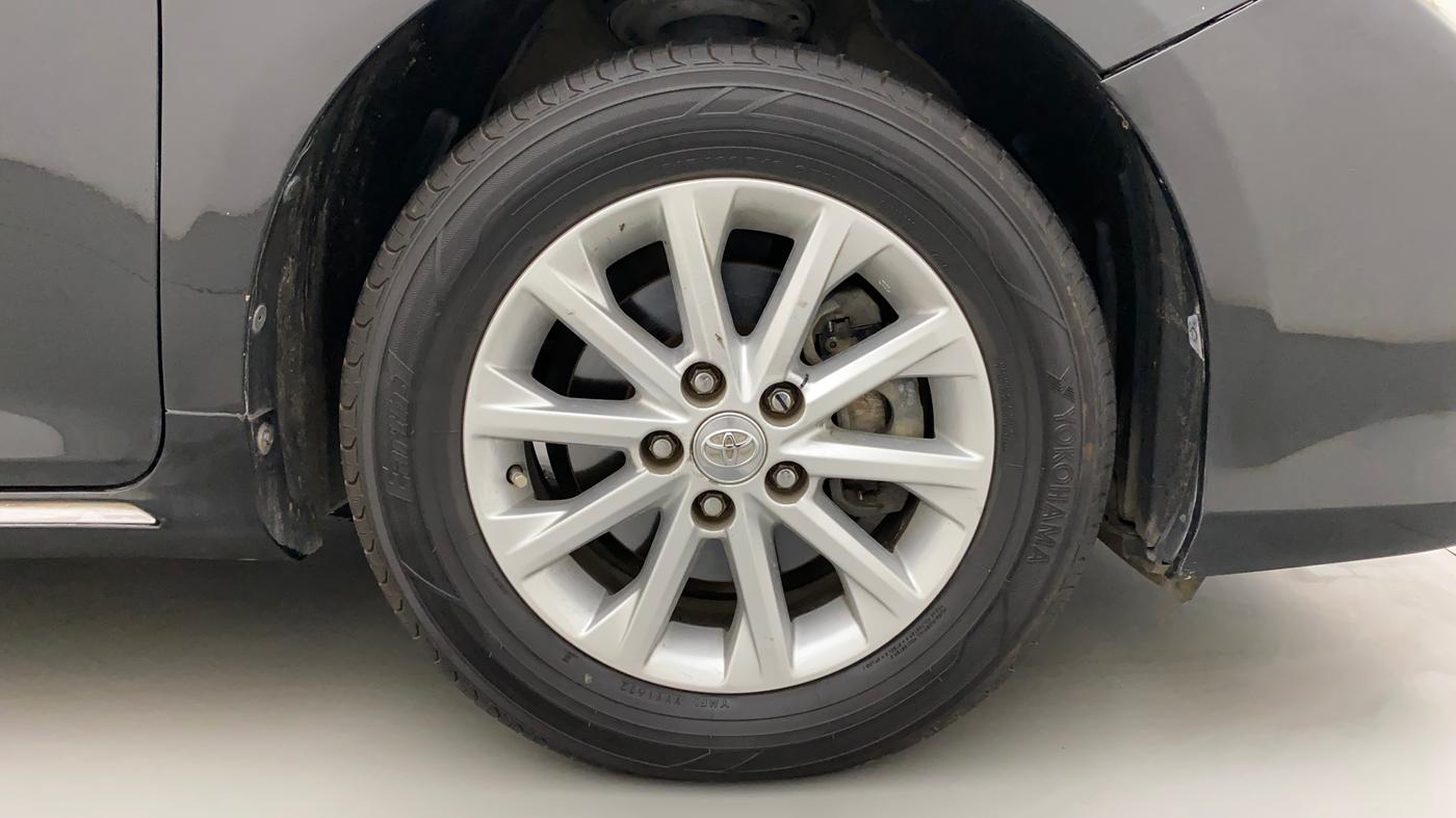 2014 Toyota Camry 2.5L AT, Petrol, Automatic, 1,13,396 km, Right Front Wheel