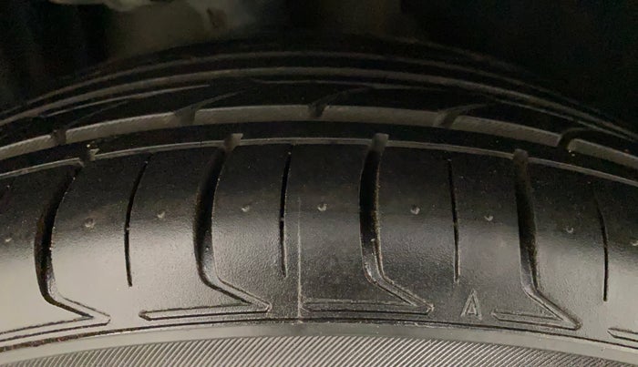 2014 Toyota Camry 2.5L AT, Petrol, Automatic, 1,13,396 km, Right Rear Tyre Tread