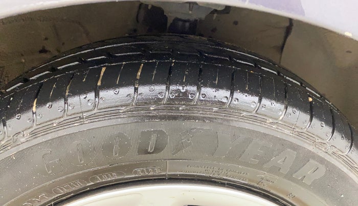 2017 Hyundai Grand i10 MAGNA AT 1.2 KAPPA VTVT, Petrol, Automatic, 33,435 km, Right Front Tyre Tread