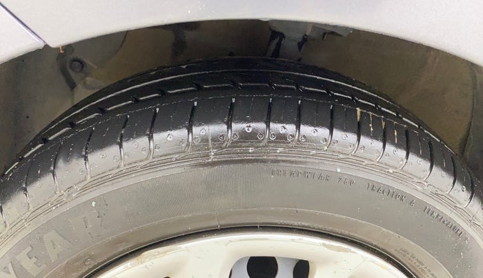 2017 Hyundai Grand i10 MAGNA AT 1.2 KAPPA VTVT, Petrol, Automatic, 33,435 km, Left Front Tyre Tread