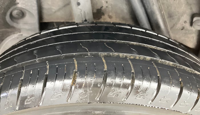 2014 Renault Duster RXL PETROL, Petrol, Manual, 93,081 km, Right Rear Tyre Tread