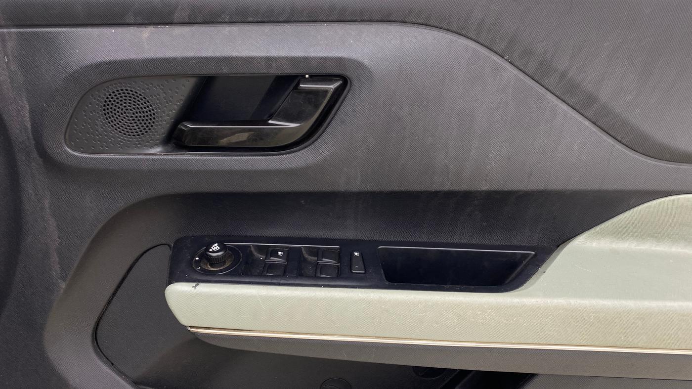 2023 Tata PUNCH ADVENTURE MT, Petrol, Manual, 35,654 km, Driver Side Door Panels Control