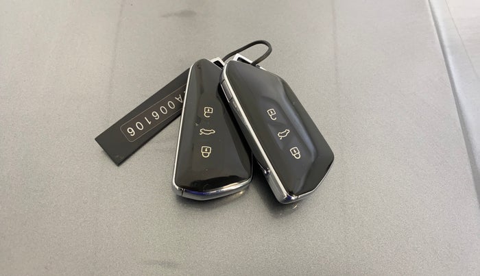 2022 Skoda Octavia L&K 2.0 AT, Petrol, Automatic, 33,616 km, Key Close Up