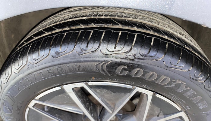 2022 Skoda Octavia L&K 2.0 AT, Petrol, Automatic, 33,616 km, Left Front Tyre Tread