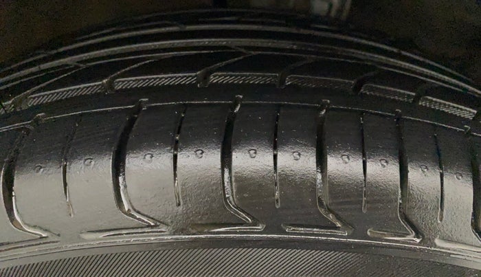 2013 Maruti Ertiga ZXI, CNG, Manual, 74,138 km, Right Rear Tyre Tread