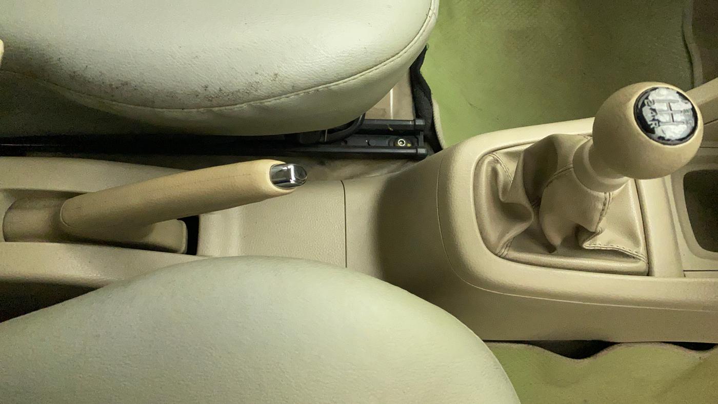 2013 Maruti Ertiga ZXI, CNG, Manual, 74,138 km, Gear Lever
