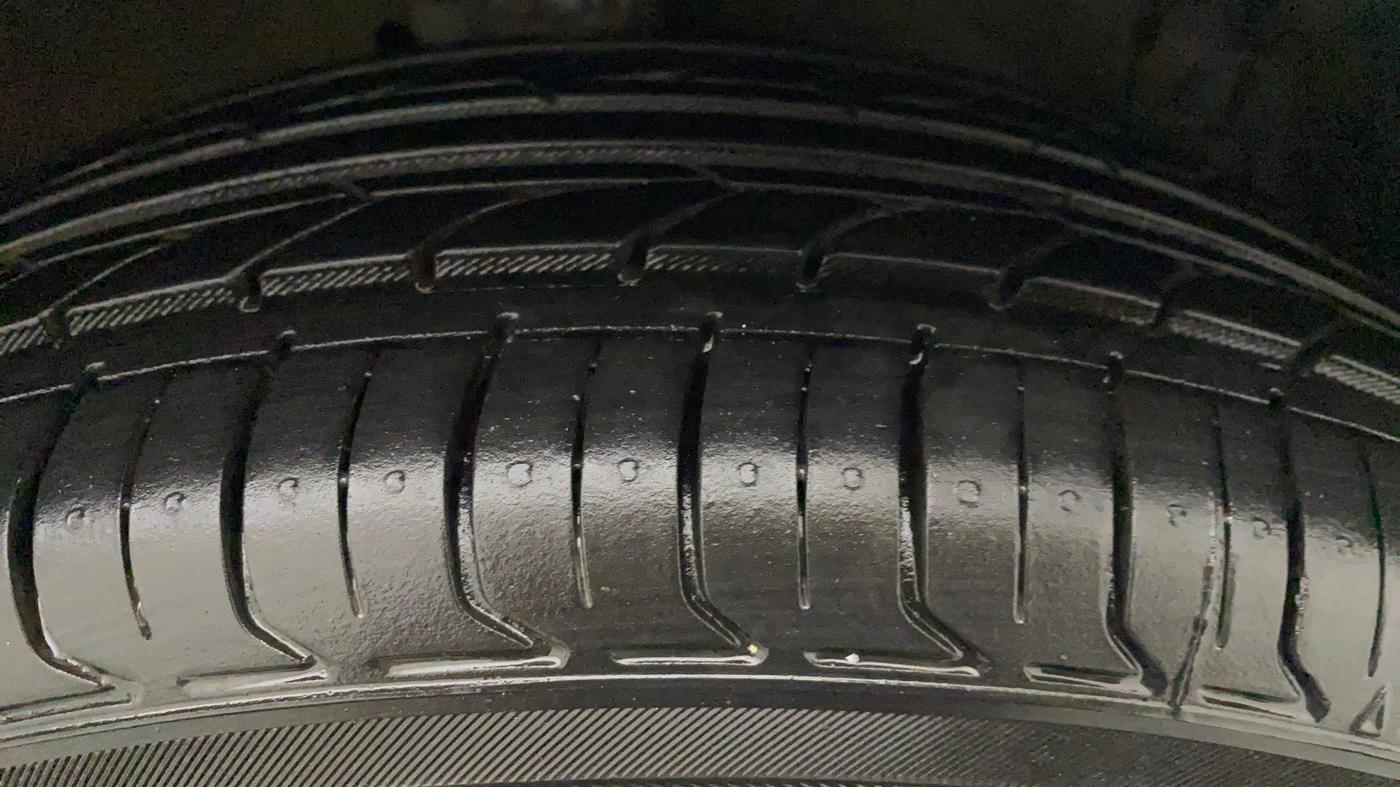 2013 Maruti Ertiga ZXI, CNG, Manual, 74,138 km, Left Rear Tyre Tread