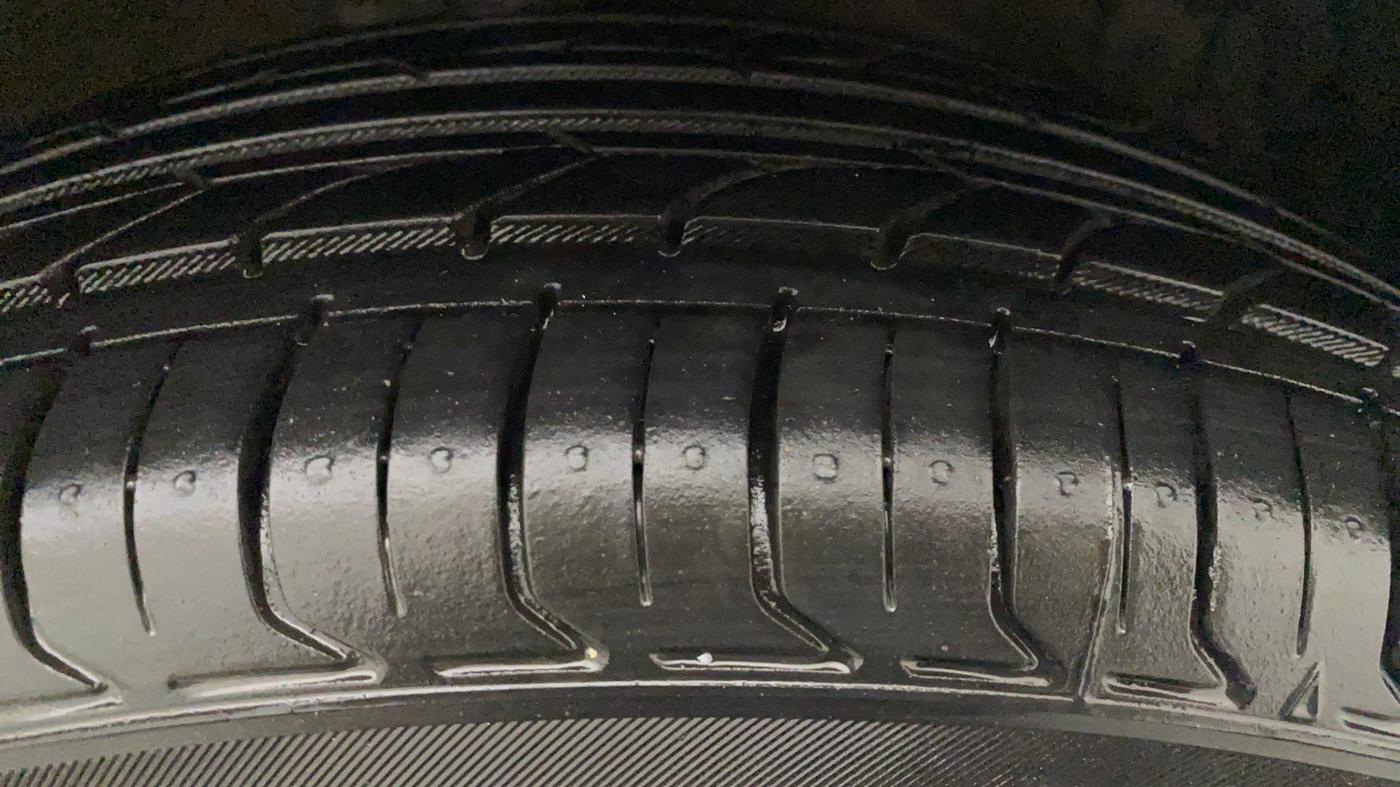 2013 Maruti Ertiga ZXI, CNG, Manual, 74,138 km, Right Front Tyre Tread