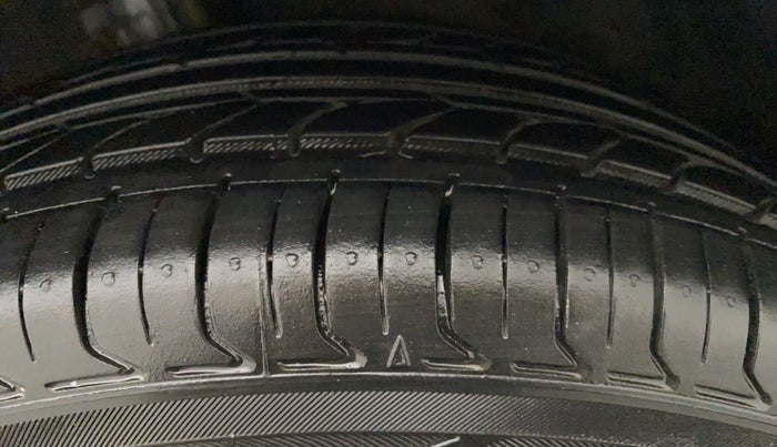 2013 Maruti Ertiga ZXI, CNG, Manual, 74,138 km, Left Front Tyre Tread