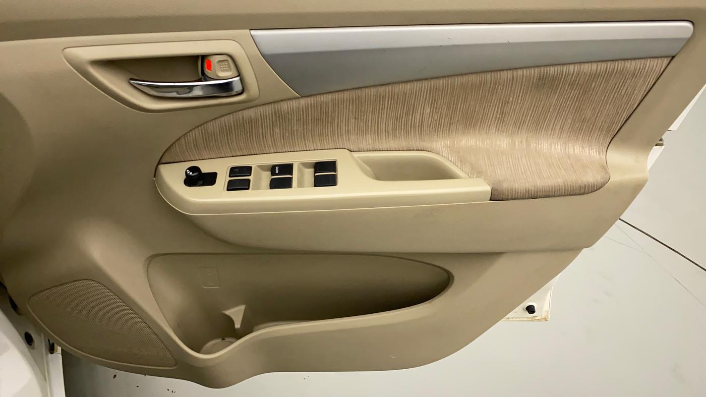 2013 Maruti Ertiga ZXI, CNG, Manual, 74,138 km, Driver Side Door Panels Control