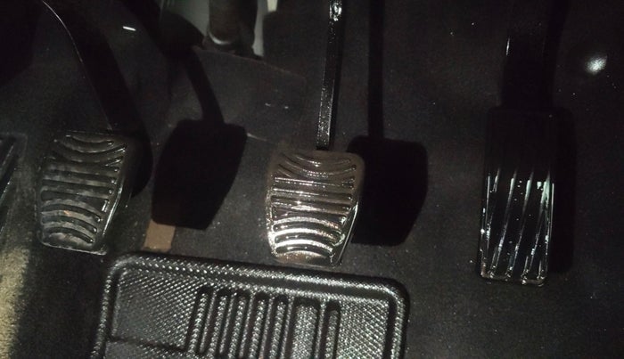 2022 Mahindra XUV700 AX 7 P MT 7 STR, Petrol, Manual, 31,275 km, Pedals