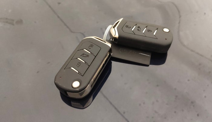 2022 Mahindra XUV700 AX 7 P MT 7 STR, Petrol, Manual, 31,275 km, Key Close Up