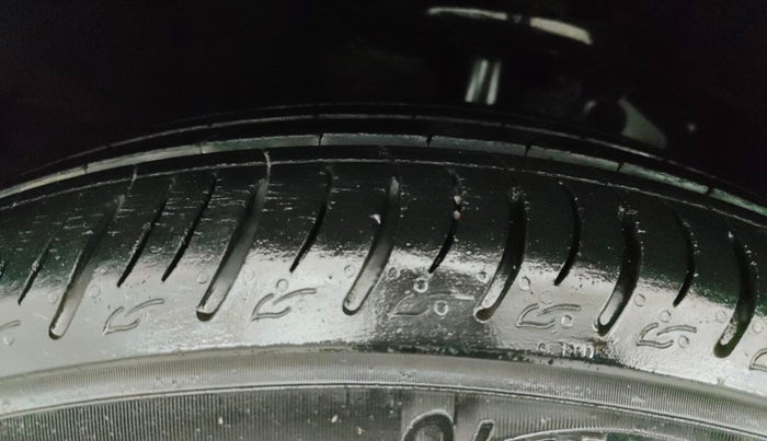 2022 Mahindra XUV700 AX 7 P MT 7 STR, Petrol, Manual, 31,275 km, Left Front Tyre Tread