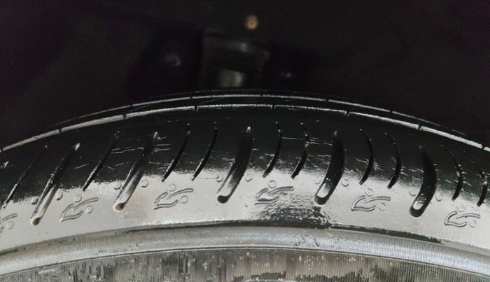 2022 Mahindra XUV700 AX 7 P MT 7 STR, Petrol, Manual, 31,275 km, Right Rear Tyre Tread