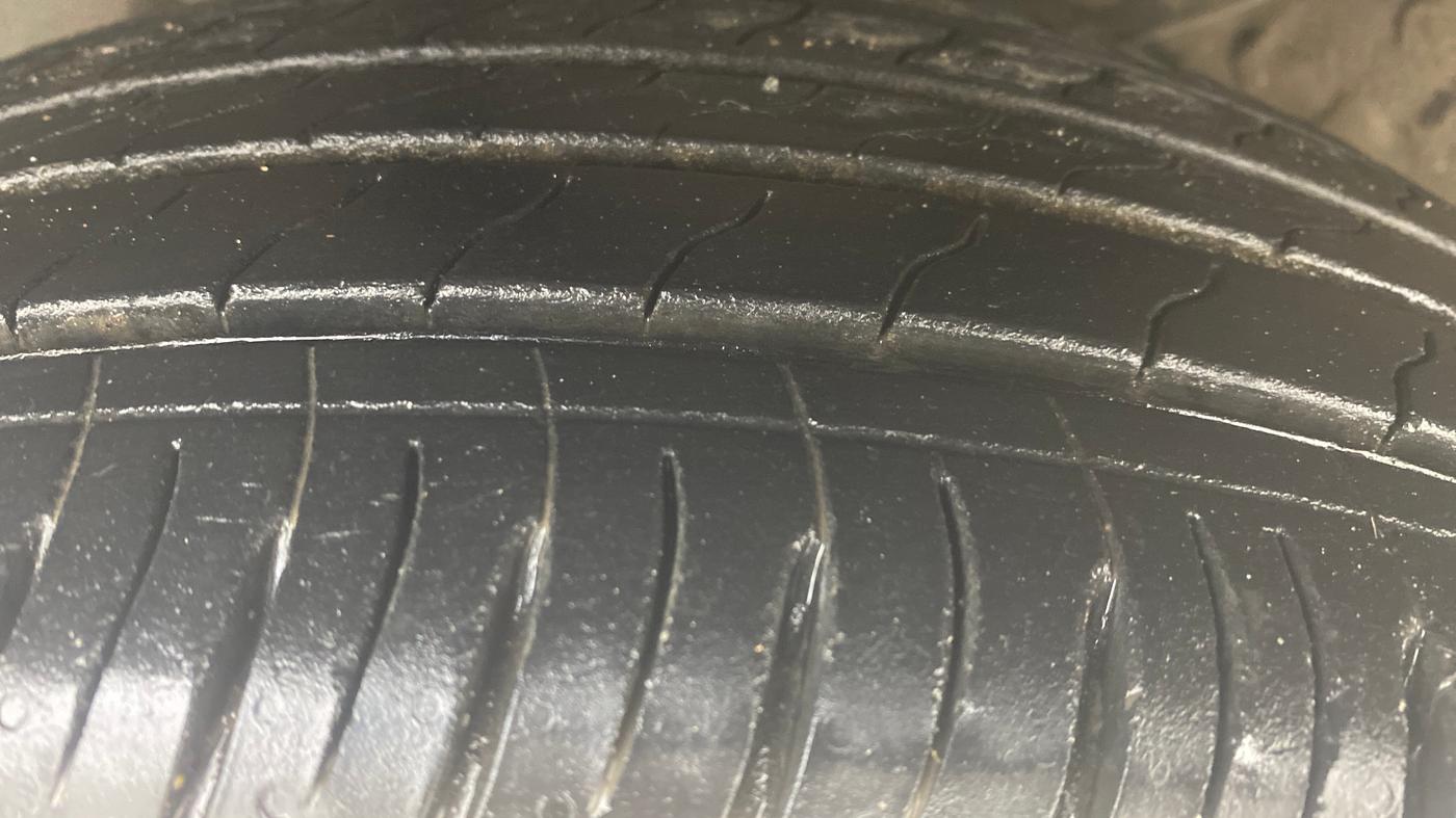 2022 KIA SONET HTX 1.5 AT, Diesel, Automatic, 27,255 km, Left Front Tyre Tread