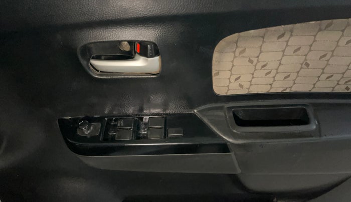 2017 Maruti Wagon R 1.0 VXI, Petrol, Manual, 37,964 km, Driver Side Door Panels Control
