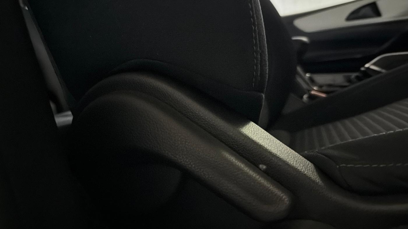 2024 Mahindra XUV700 AX 5 P MT 7 STR, Petrol, Manual, 39,411 km, Driver Side Adjustment Panel