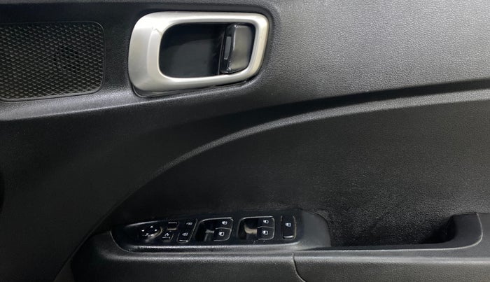 2020 Hyundai VENUE SX 1.5 CRDI, Diesel, Manual, 91,838 km, Driver Side Door Panels Control