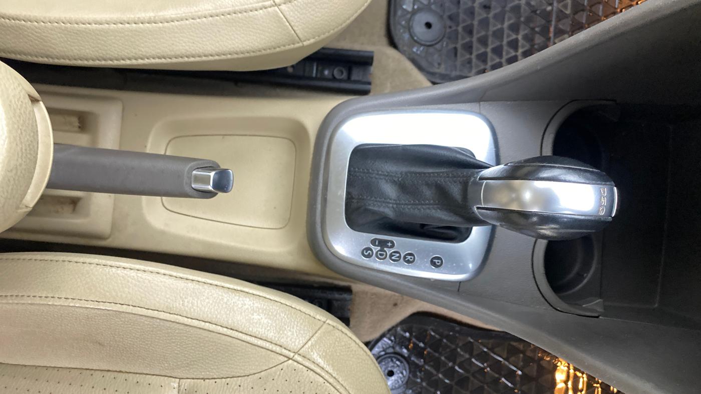 2017 Volkswagen Vento HIGHLINE PLUS 1.2 AT 16 ALLOY, Petrol, Automatic, 75,479 km, Gear Lever