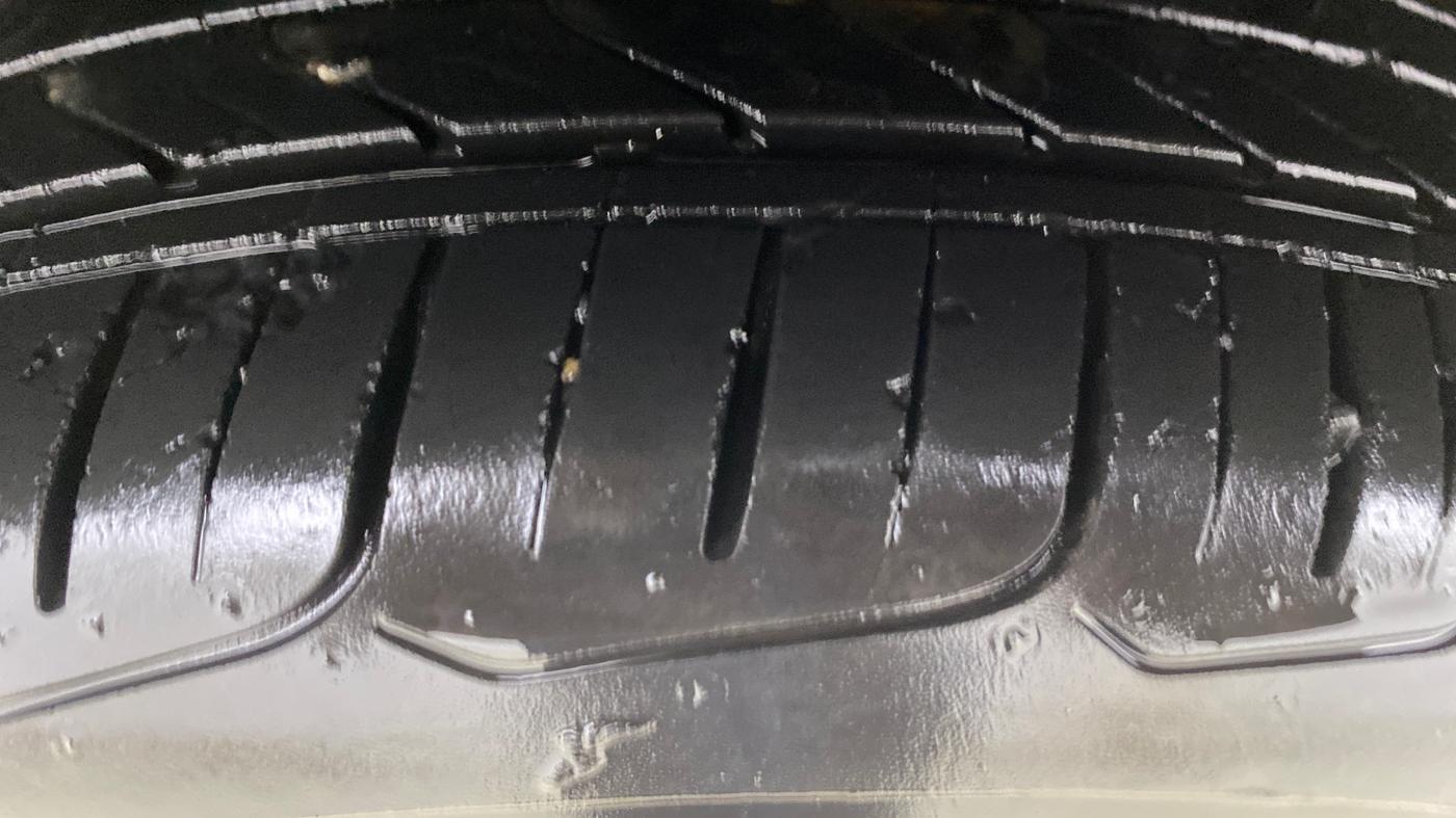 2017 Volkswagen Vento HIGHLINE PLUS 1.2 AT 16 ALLOY, Petrol, Automatic, 75,479 km, Left Front Tyre Tread
