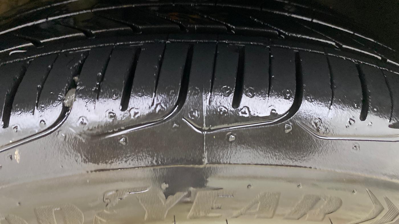 2017 Volkswagen Vento HIGHLINE PLUS 1.2 AT 16 ALLOY, Petrol, Automatic, 75,479 km, Right Front Tyre Tread