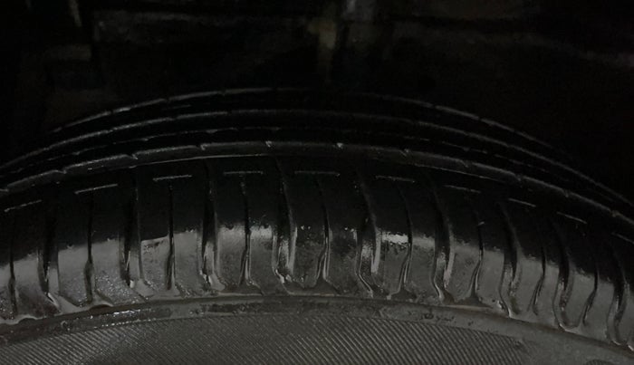 2016 Maruti Swift LXI, Petrol, Manual, 57,386 km, Left Front Tyre Tread