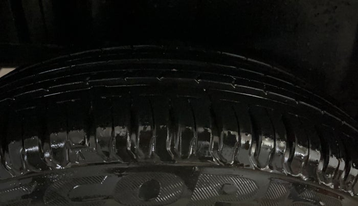 2016 Maruti Swift LXI, Petrol, Manual, 57,386 km, Right Rear Tyre Tread