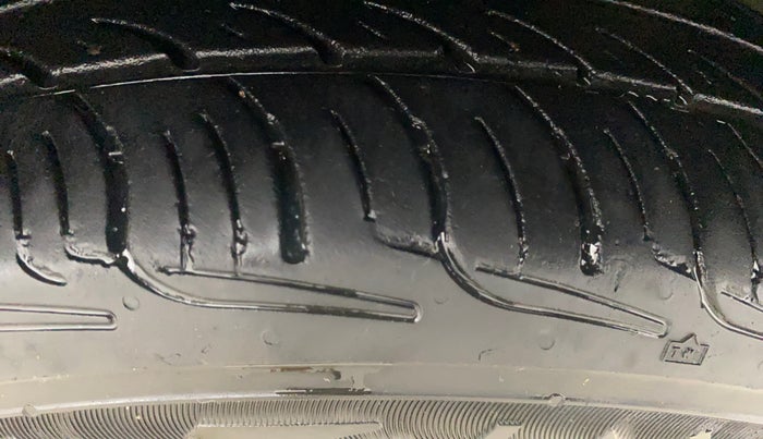 2013 Maruti A Star VXI (ABS) AT, CNG, Automatic, 52,374 km, Right Front Tyre Tread