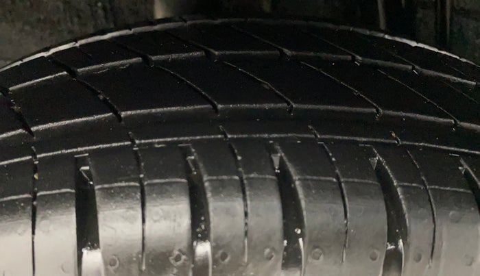 2020 Renault Kwid RXL 1.0 AMT, Petrol, Automatic, 5,202 km, Right Rear Tyre Tread