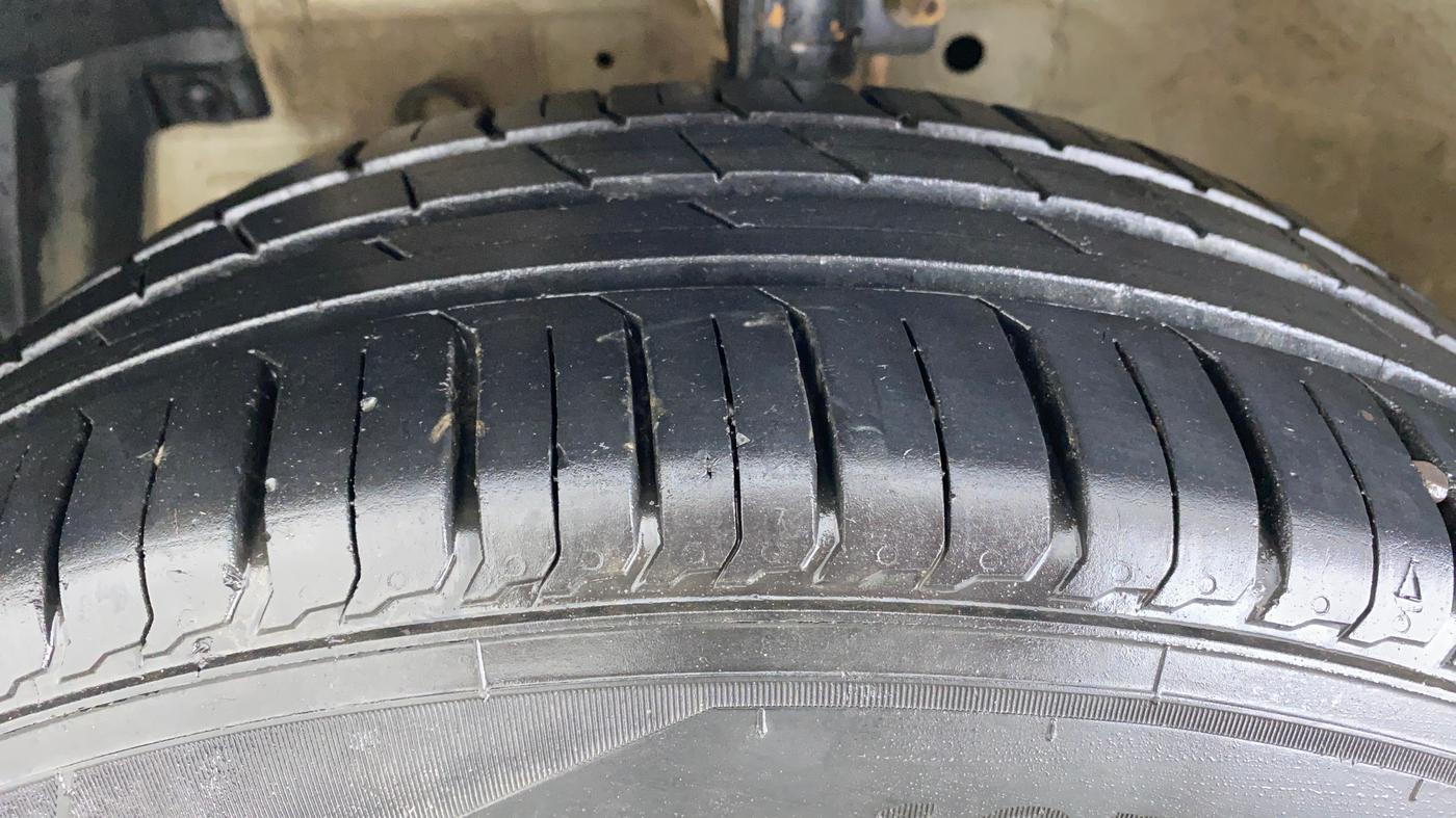 2016 Maruti Swift Dzire VXI, Petrol, Manual, 65,111 km, Left Front Tyre Tread