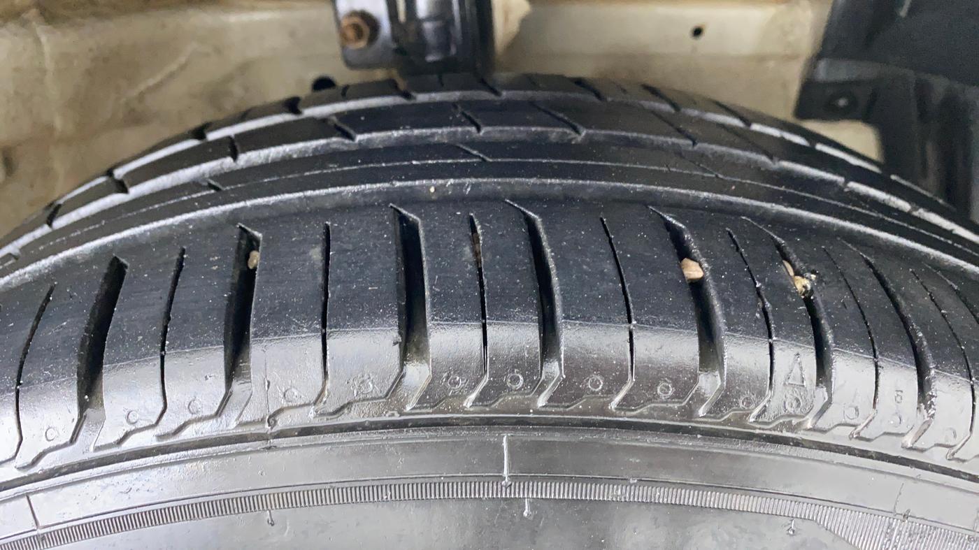 2016 Maruti Swift Dzire VXI, Petrol, Manual, 65,111 km, Right Front Tyre Tread